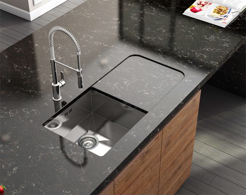 Gia chủ có thể sử dụng đá ốp mặt bếp đá nhân tạo màu đen vân mây để nấu nướng hằng ngày, vệ sinh dễ dàng và khắc phục nhanh chóng các vấn đề trầy xước.