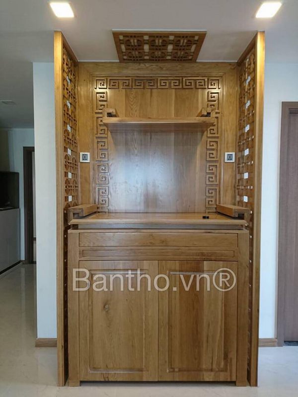 Tủ thờ chung cư hiện đại kết hợp với vách cnc gỗ tự nhiên tạo nên một vẻ đẹp sang trọng cho không gian thờ cúng.