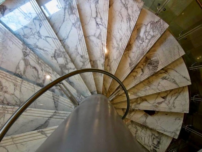 Đá ốp cầu thang