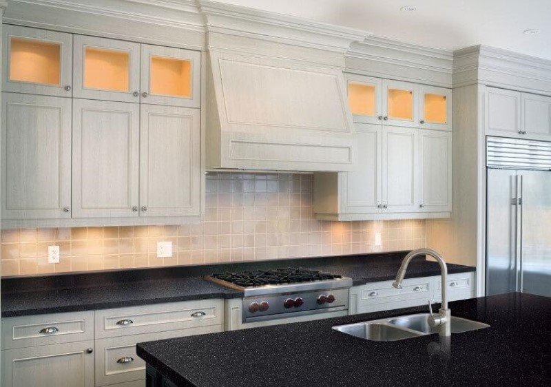 đá ốp bếp màu đen